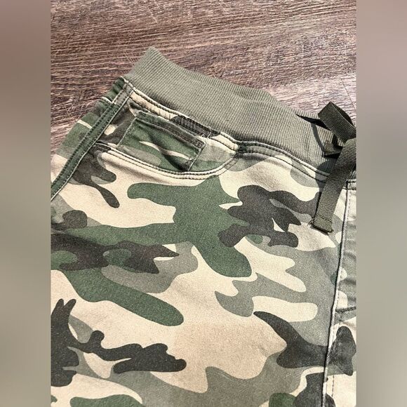 No Boundaries Junior Girl Large Camouflage Cargo Shorts stretchy - Picture 3 of 5